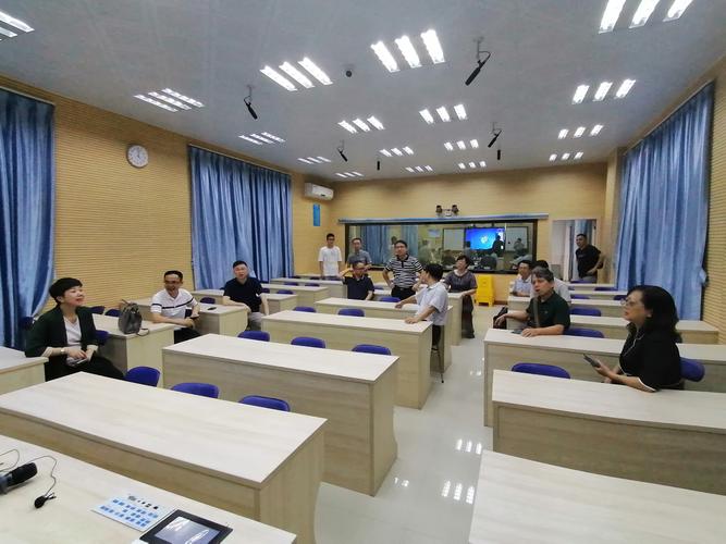 专家引领促融合 智慧教育启新篇——广西基础教育信息化融合创新实验校专家组莅临梧州高中调研指导